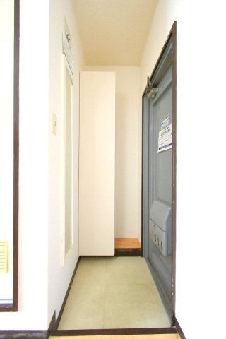 玄関　鏡付きの玄関