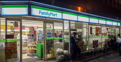 コンビニ　ファミリーマート 中津三丁目店（コンビニ）まで732m