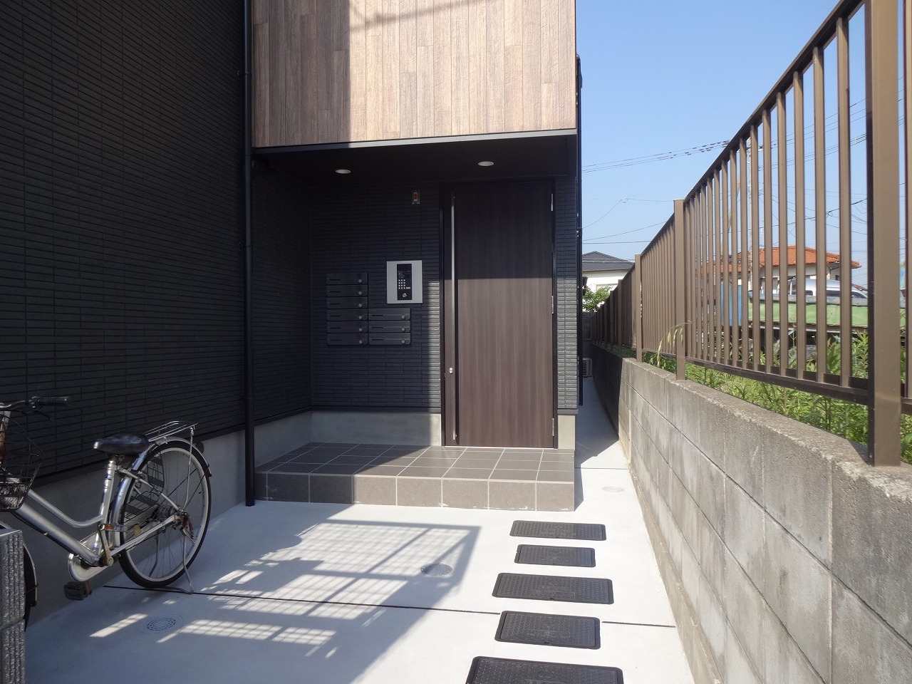 エントランス　同じシリーズの写真です。