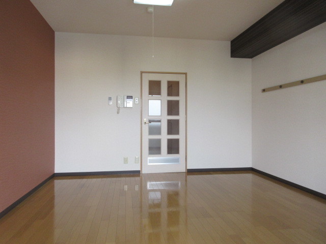 居室・リビング　広い洋室は採光面も大きく明るいです