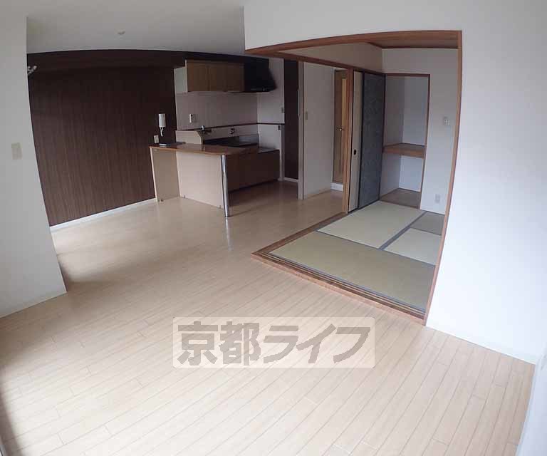 居室・リビング　フローリングがとても綺麗なお部屋です。