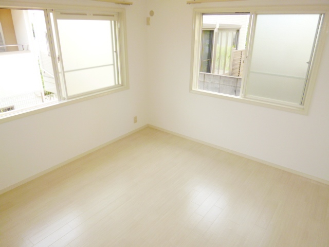 居室・リビング　２面採光で明るいリビング♪