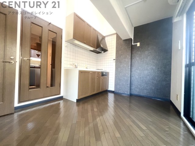 居室・リビング　床が落ち着いた色合いで綺麗です♪