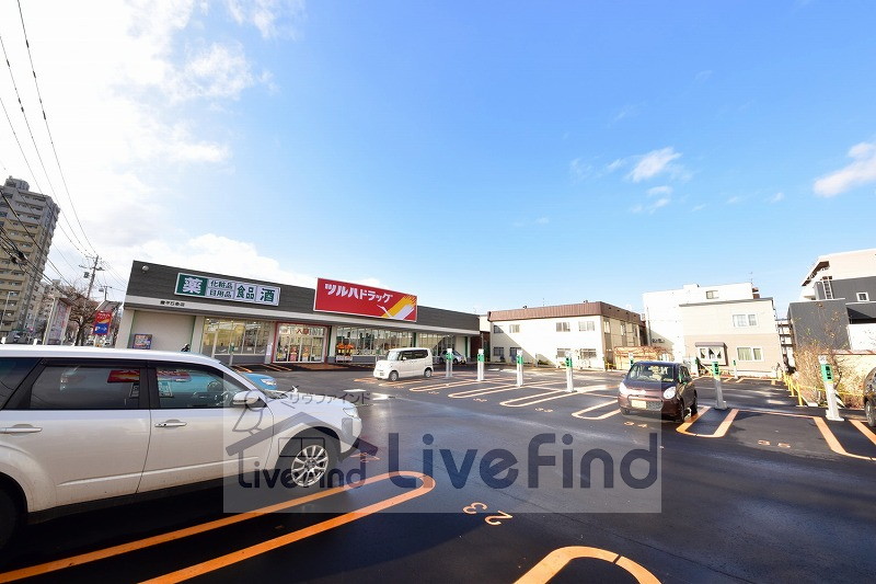 ドラックストア　ツルハドラッグ豊平5条店（ドラッグストア）まで472m