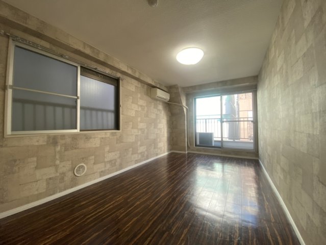 居室・リビング　落ち着いた色調の洋室です