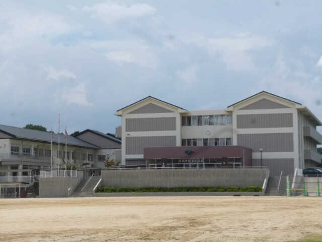 中学校　武雄市立武雄中学校（中学校）まで338m