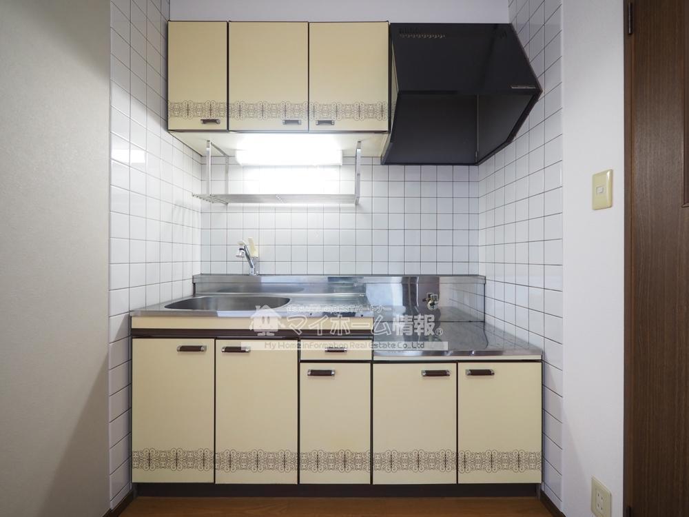 キッチン　キッチン周りにはタイルが貼ってあるのでお手入れ簡単