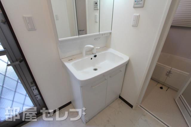 洗面設備　三面鏡タイプの独立洗面台です。