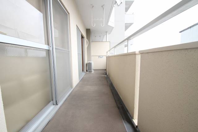 バルコニー　物干し竿掛けれます。他号室の写真です。