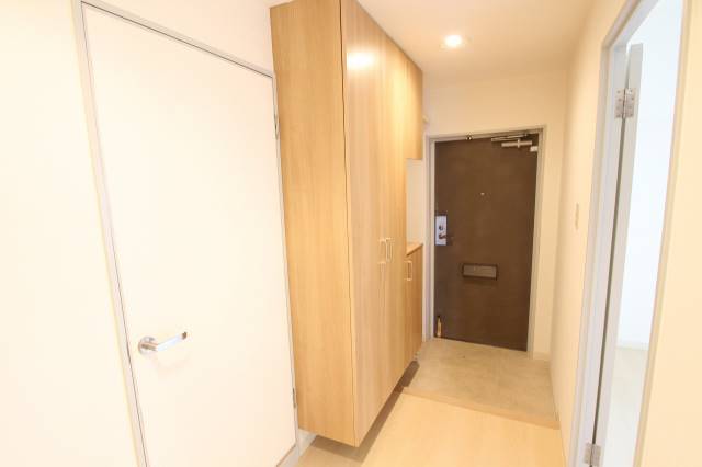 玄関　大容量収納付き玄関。他号室の写真です。