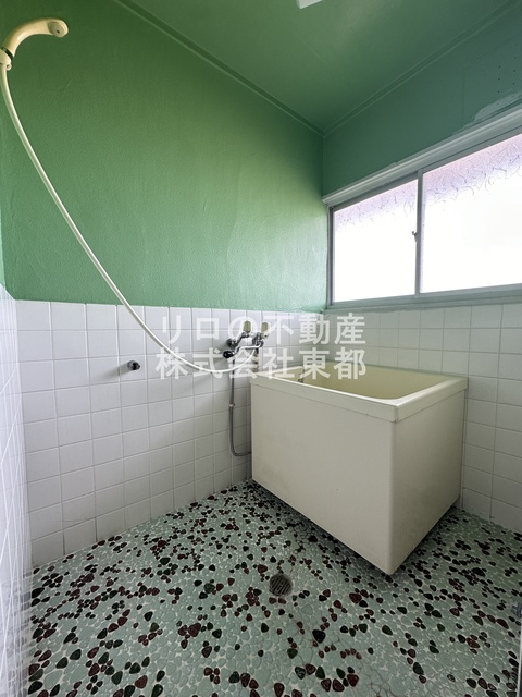 バス・シャワールーム　窓付きのバスルーム♪換気もできて気持ちいいですね♪