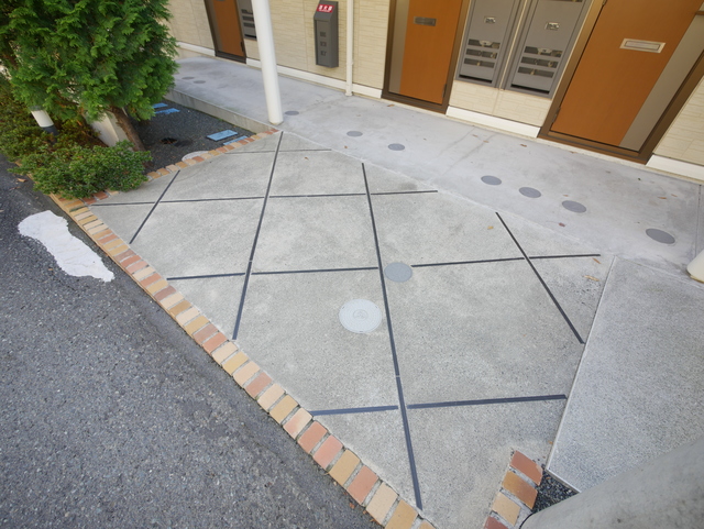 エントランス　★敷地内に屋根付の駐輪場がございます★