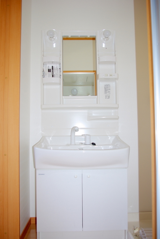 洗面設備　独立洗面台、小物を置くことができて便利です