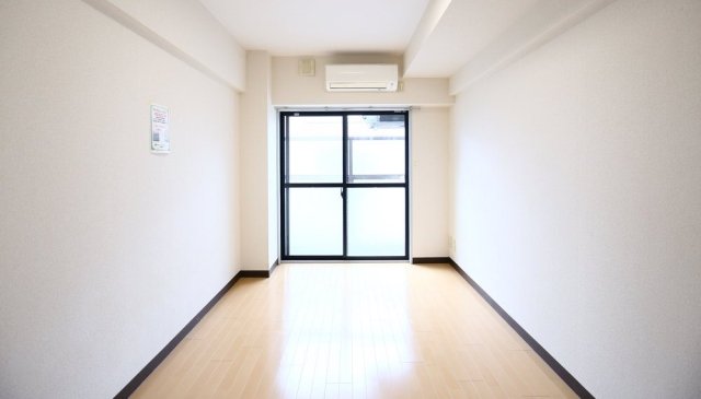 居室・リビング　落ち着いた色調の洋室です