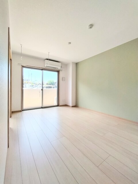 居室・リビング　白基調の床材がよりお部屋を明るく演出します★