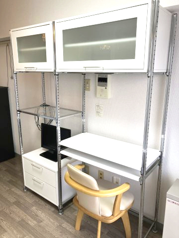 その他設備　デスク（収納ラック付き）