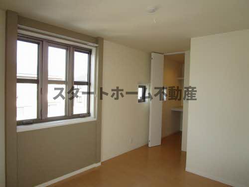 その他部屋・スペース　広くて明るい寝室