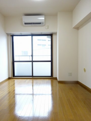 居室・リビング　落ち着いた色合いの床材を使用した居住空間です。