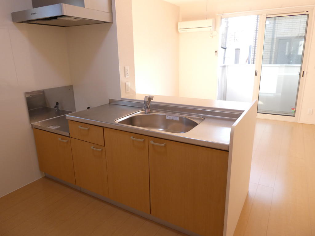 キッチン　反転間取りの101号室の写真です。