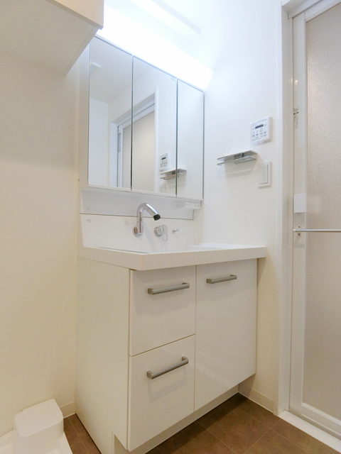 洗面設備　★3面鏡にもなるシャンプードレッサー★