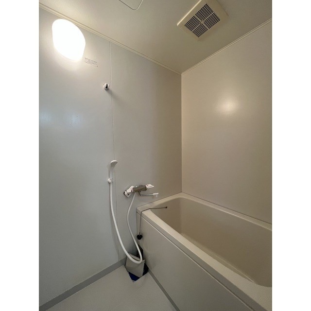 バス・シャワールーム　清潔感のあるお風呂