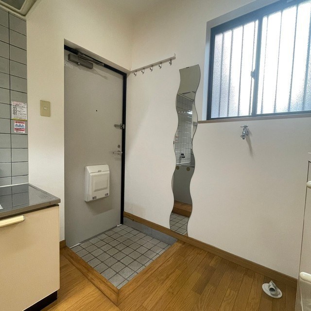 玄関　玄関には姿見も☆