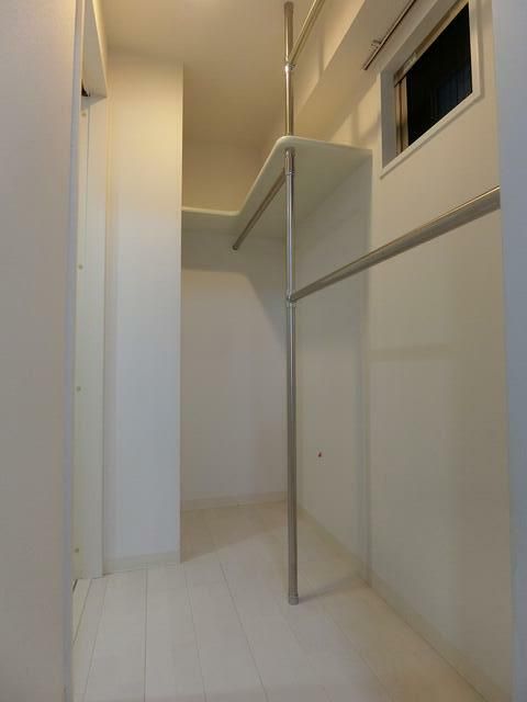 収納　ローソン東神奈川駅前店