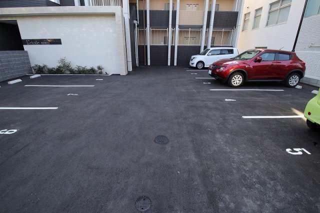 駐車場　同建築会社の同シリーズとなります。