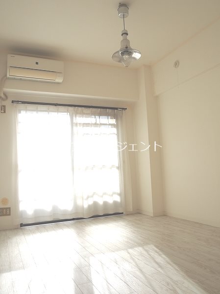 その他共有部分　綺麗な洋室ですね。日当り良好です。