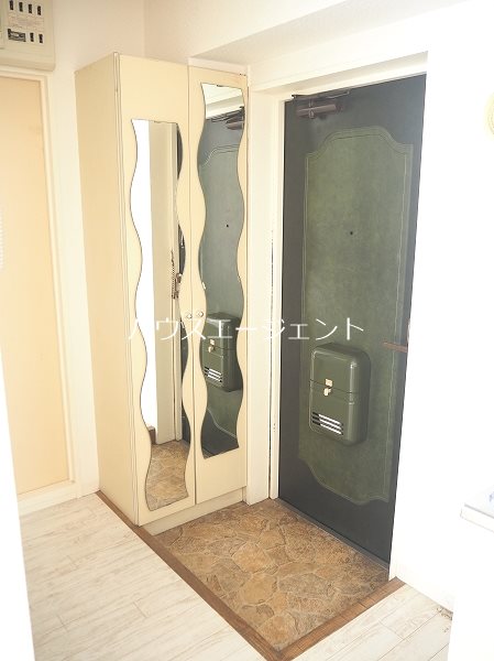 玄関　綺麗な玄関です。姿見設置されました。