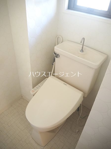 トイレ　トイレに窓があり換気が出来ます。