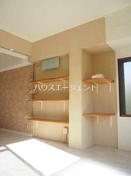 その他　リビングの壁には収納棚があります。