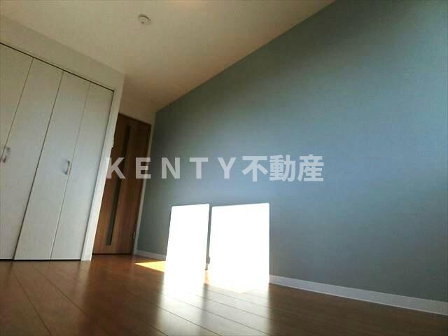 その他部屋・スペース　落ち着いた色調の寝室です