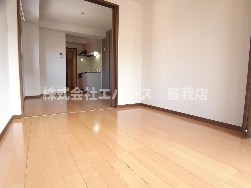 居室・リビング　こちらのリビングで趣味の時間をお楽しみください