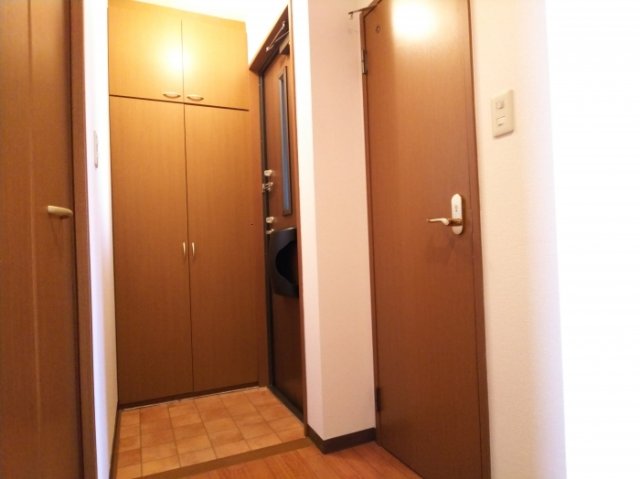 玄関　※別部屋の参考写真の為、原状優先です。