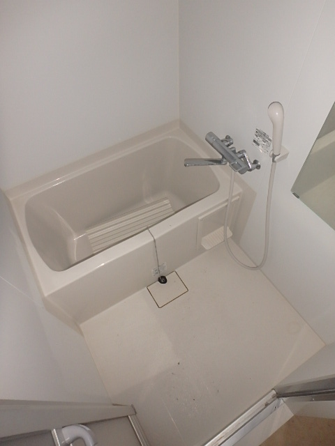 バス・シャワールーム　清潔感のあるバスルームです。