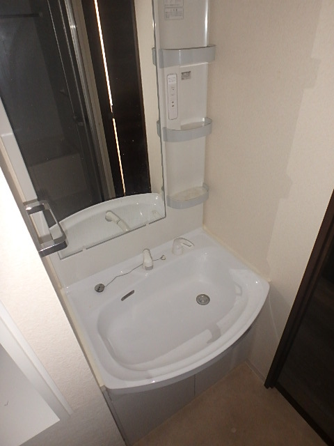 洗面設備　忙しい朝も安心の独立洗面台です。