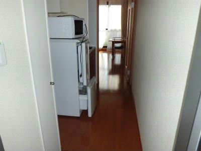 玄関　光沢のあるフローリングが印象的です。