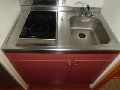 キッチン　簡単な調理に適した電気コンロ。