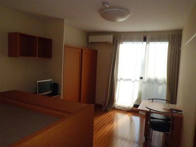 居室・リビング　エアコン・照明・テレビ・カーテン・机・イス・・・