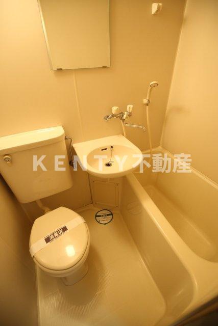 バス・シャワールーム　コンパクトで使いやすいお風呂です