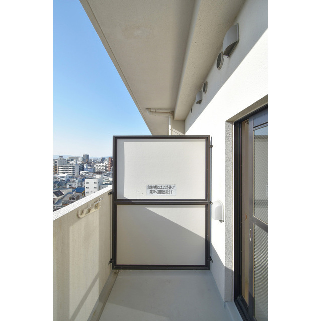 バルコニー　暖かな日差しのふりそそぐバルコニー