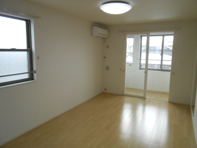 居室・リビング　東面リビング（エアコン完備）・北面に換気採光窓有り