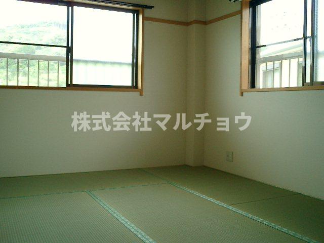 居室・リビング　落ち着いた雰囲気の和室付きです