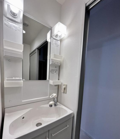 洗面設備　※写真は同じマンションの違う部屋のものになります。
