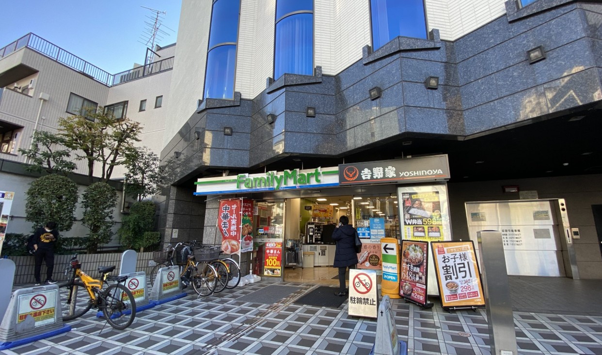 コンビニ　ファミリーマート早稲田駅前店（コンビニ）まで99m