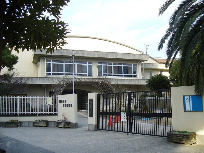 中学校　第四中学校（中学校）まで822m