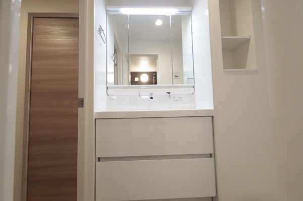洗面設備　独立洗面台で朝の準備も快適です♪