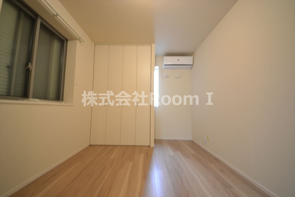 その他部屋・スペース　落ち着いた色調の寝室です