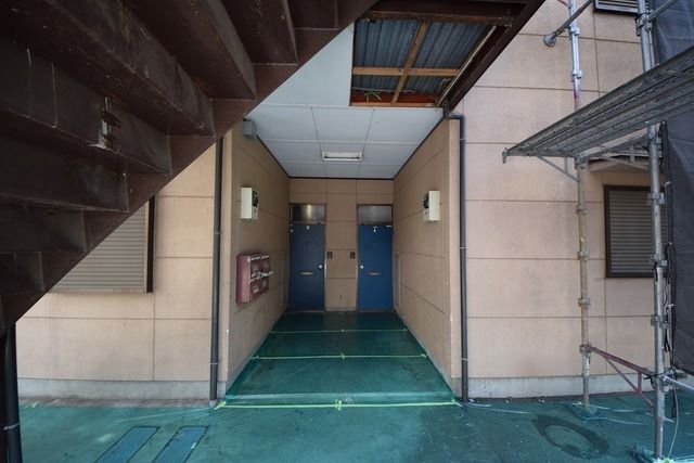 エントランス　外壁工事中